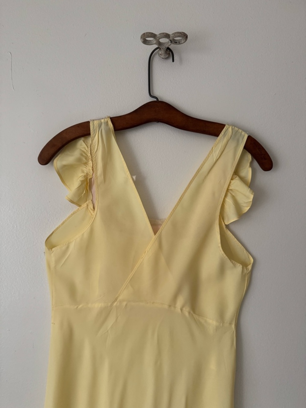 Vintage Late 30s Early 40s Soft Yellow Bias Cut Gown Nightgown - Picture 4 of 4